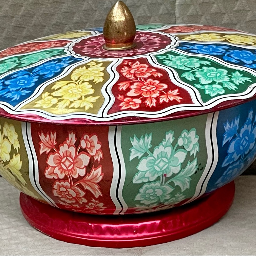 1950’s English Candy Tin w/Lid